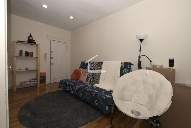Building Photo - 2Br/1Bth, Great location! Heat/Hot Water included!