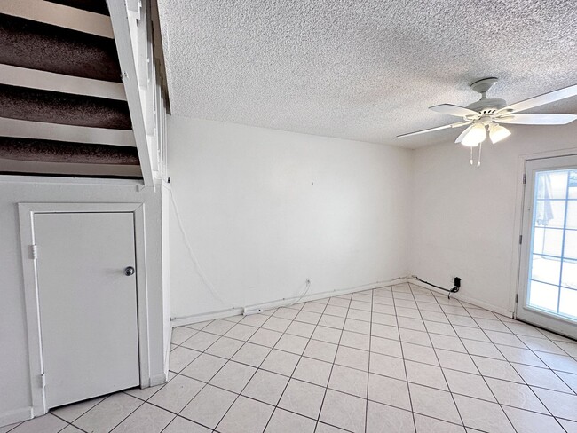 Building Photo - 674 Rolling Green Dr