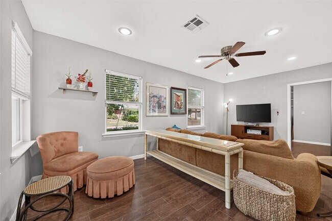 Foto del edificio - 5454 Creekbend Dr