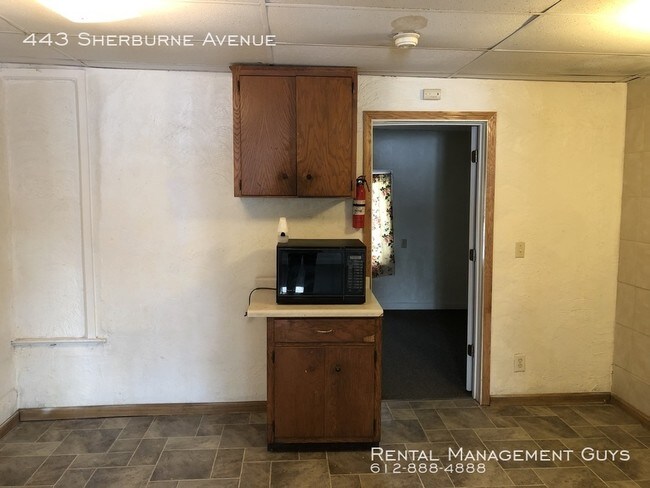 Building Photo - Large 3 Bedroom Close to Everything