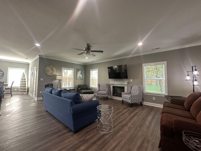 Foto del edificio - 225 Winding Creek Way