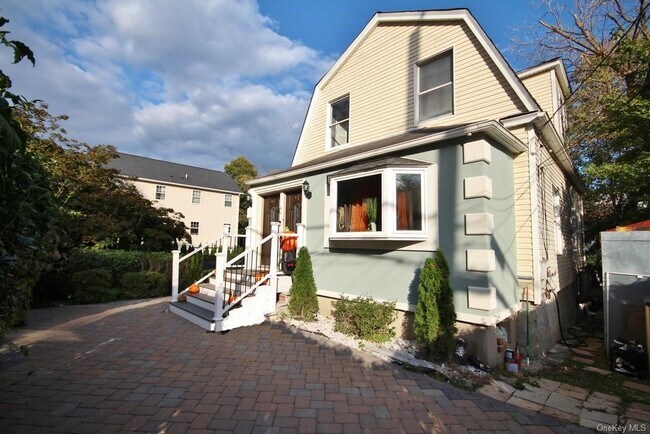 Building Photo - 46 Hall Ave
