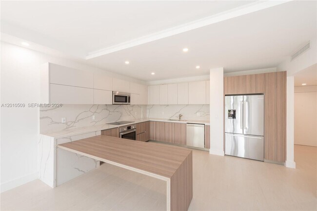 Foto del edificio - 151 Crandon Blvd