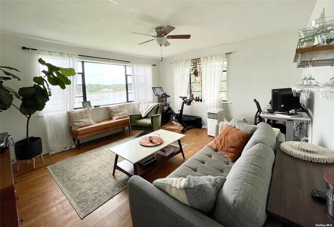 Foto del edificio - 307 W Shore Rd