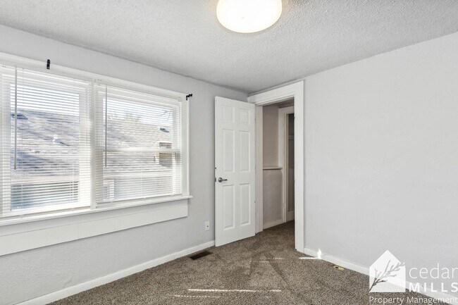 Building Photo - 212 Kansas Flats