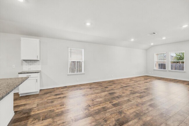 Foto del edificio - Move in Ready 4 bed 2 bath!