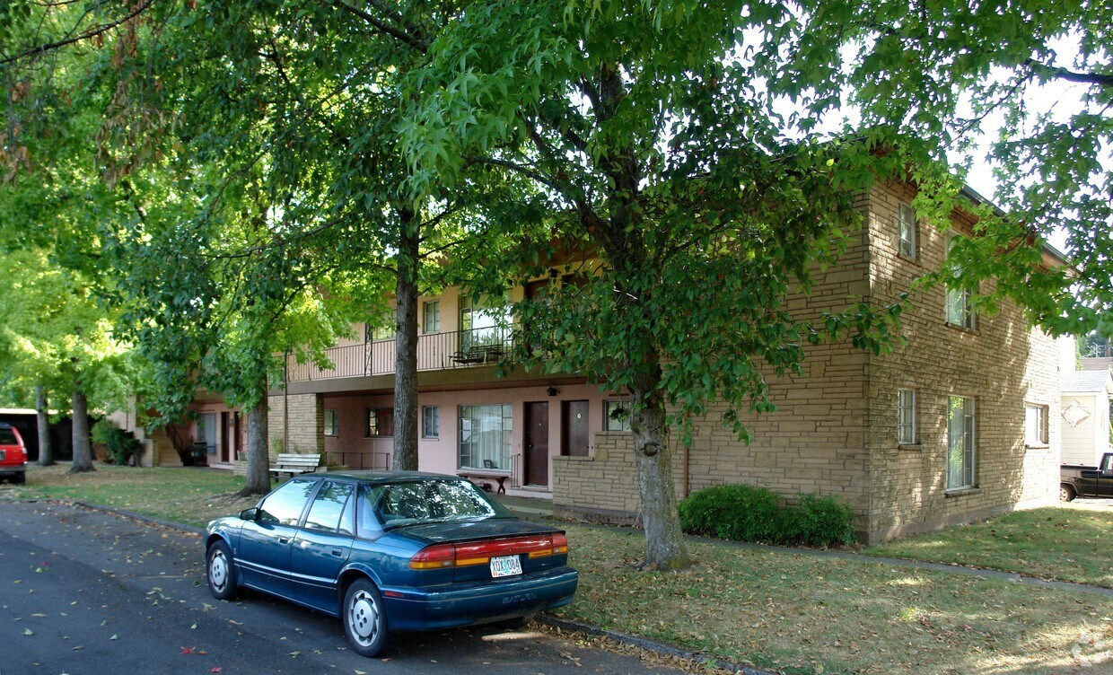 1961 Center St NE, Salem, OR 97301 Apartments in Salem, OR