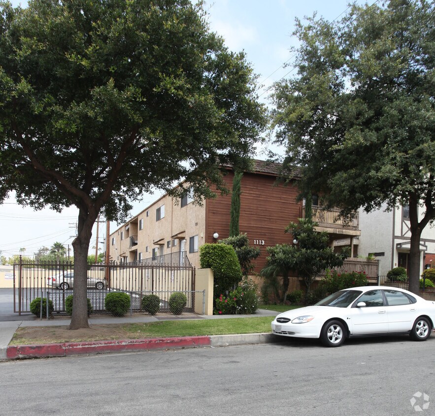 Primary Photo - 1113 Thompson Ave