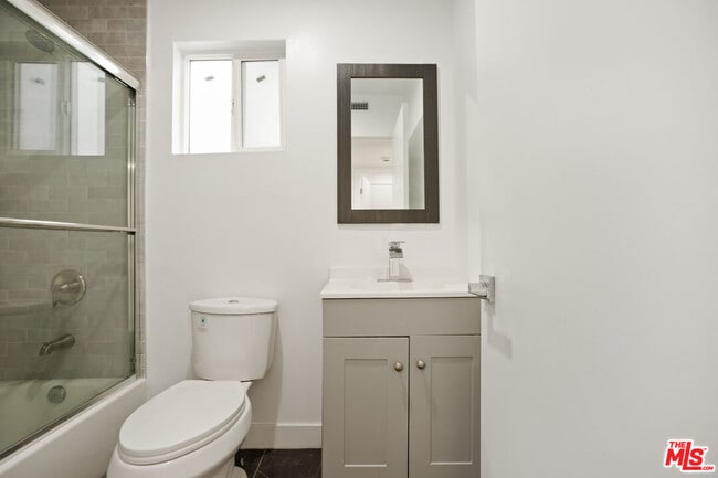 Building Photo - 4232 Rosewood Ave