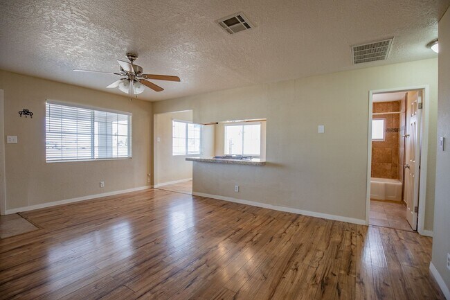 Building Photo - Charming 3 bedroom, 2 bath
