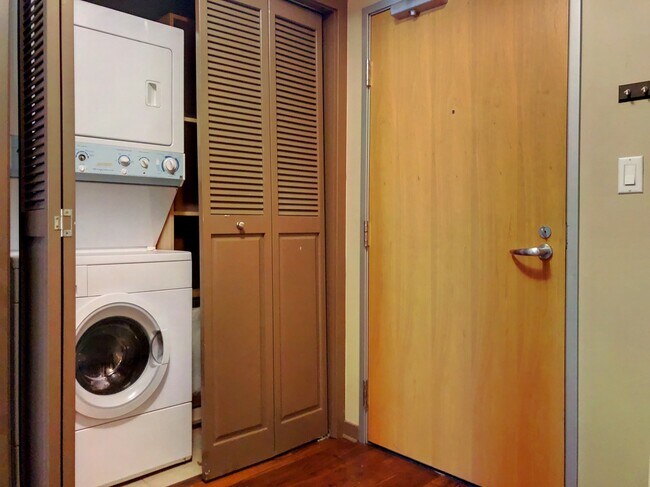 Foto del edificio - 1 Bed, 1 Bath + Storage - South Beach/SOMA...