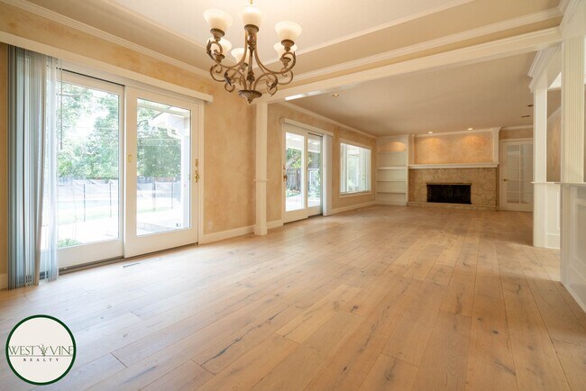 Foto del edificio - Gorgeous Four Bedroom Home | Expansive Backyard | Swimming Pool