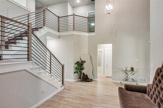 Building Photo - 352 Community Dr