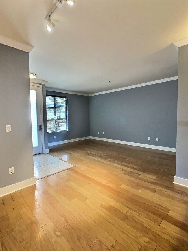 Building Photo - Beautiful 1 Bedroom Condo with Large Patio