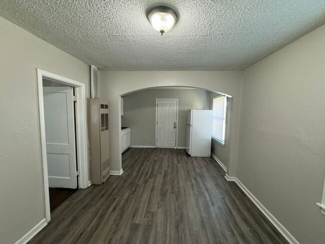 Building Photo - $495 - 1 bed 1 bath - Duplex