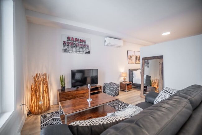 Building Photo - 3390 R. de La Pérade