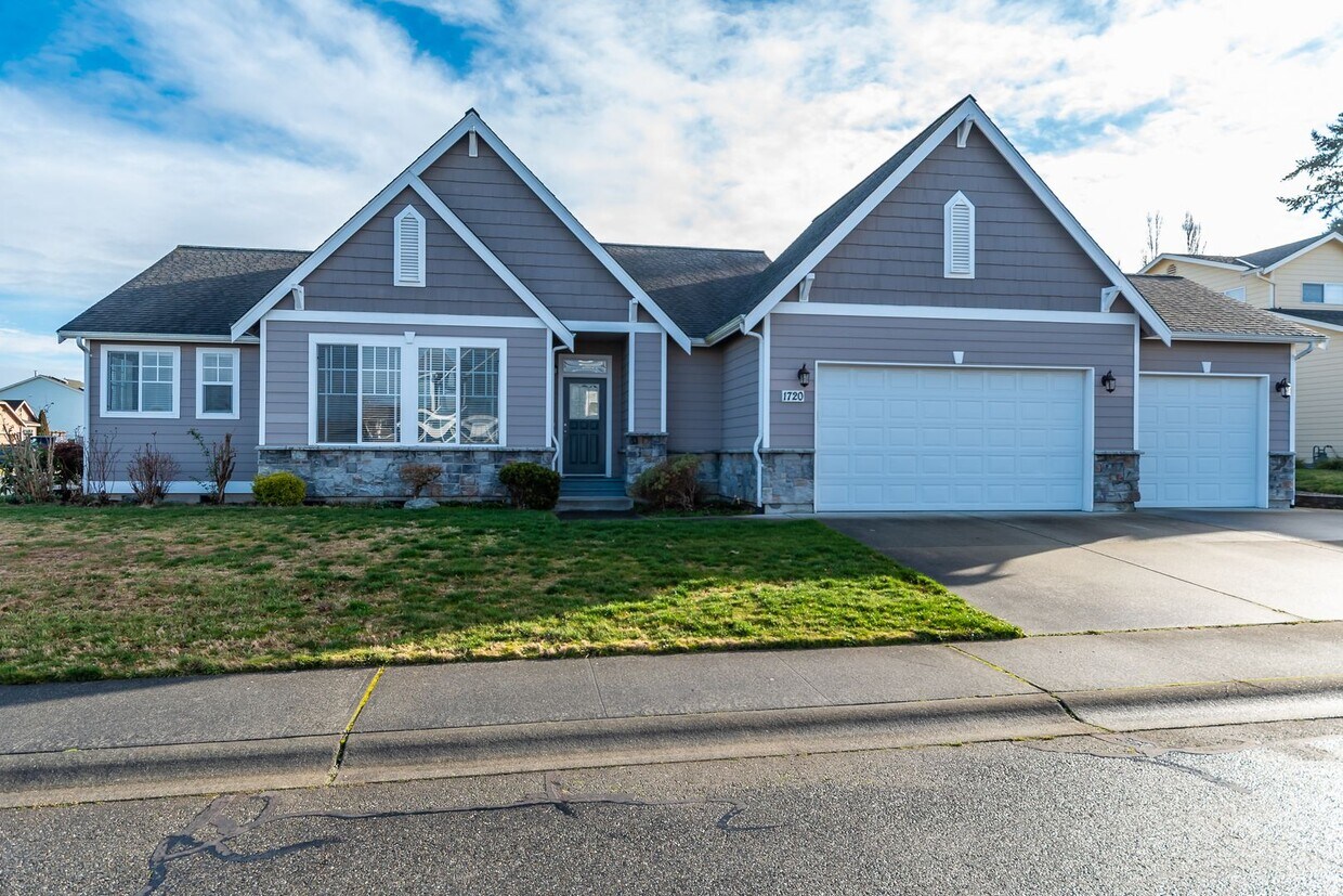 Foto principal - Modern 3 Bed 2 Bath Corner Home ** First M...