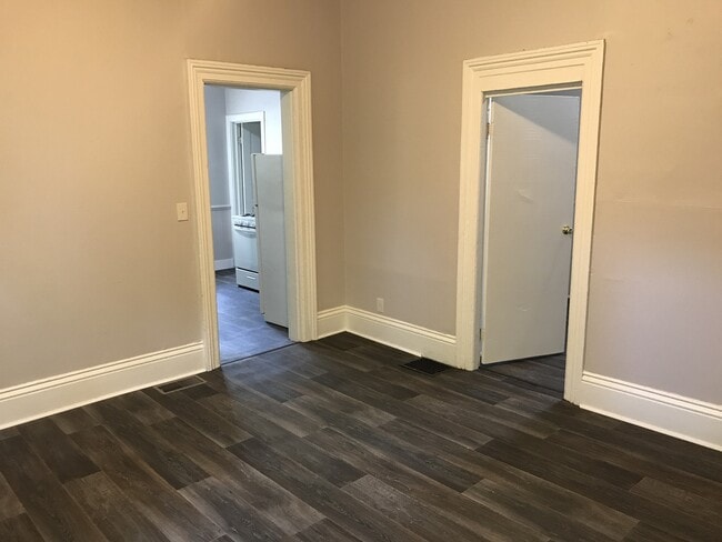 Building Photo - Updated, spacious 2 bedroom, 1 bathroom fi...