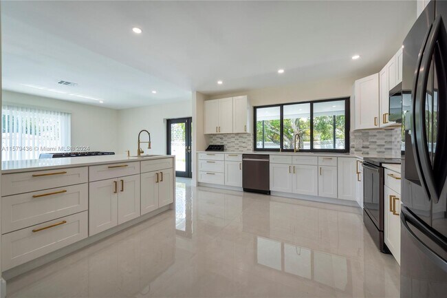 Foto del edificio - 4700 McKinley St