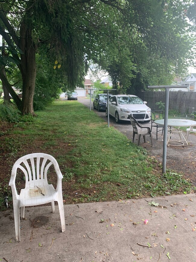 Jardín. Patio. Entrada para vehículos. Aparcamiento en la parte trasera. - 321 Lincoln Way W