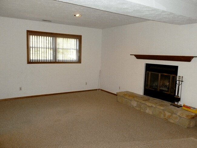 Building Photo - Southside Bi-level 3BR/2.5BA