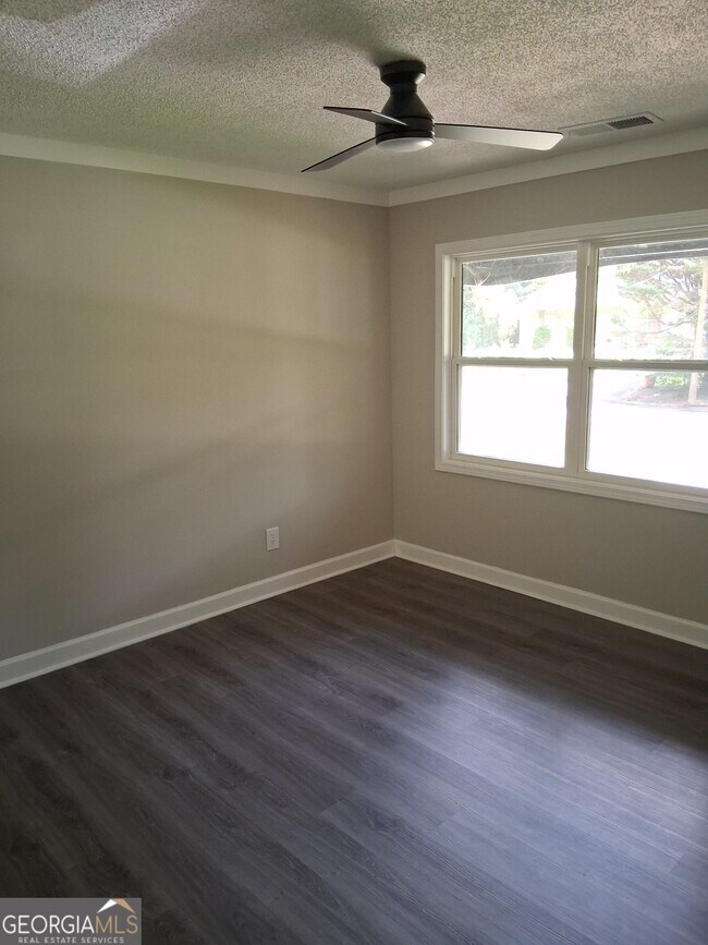 Building Photo - 8229 Queens Dr