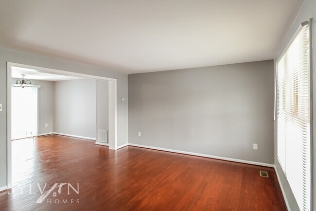 Building Photo - Come view this charming 3BR 2BA townhome