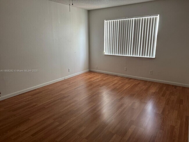 Foto del edificio - 17901 NW 68th Ave