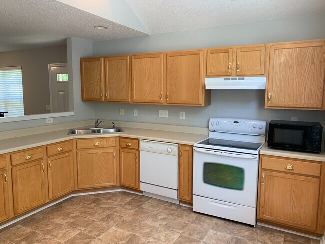 Building Photo - Townhouse in the Old Stone Crossing Community