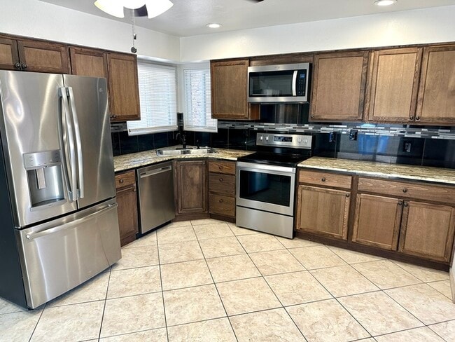 Building Photo - 4 Bedroom with pool in prime location