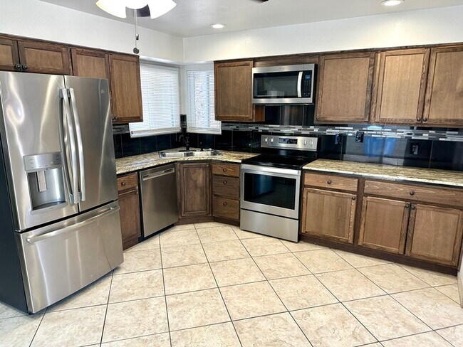 Foto del edificio - 4 Bedroom with pool in prime location