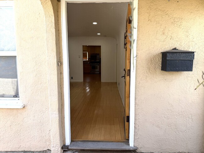 Foto del edificio - 10832 Westminster Ave