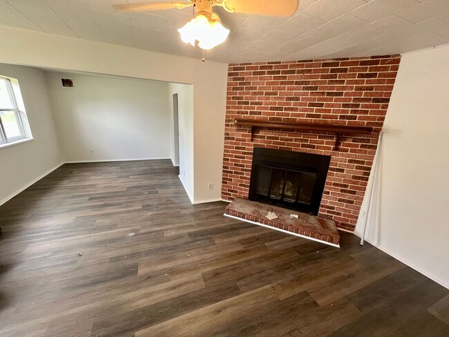 Foto del edificio - 3 Bed | 1 Bath | Detached Garage
