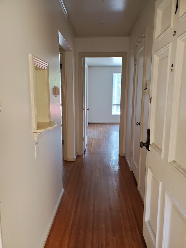 Entryway - 1527 Lincoln Way