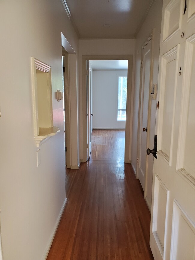 Entryway - 1527 Lincoln Way