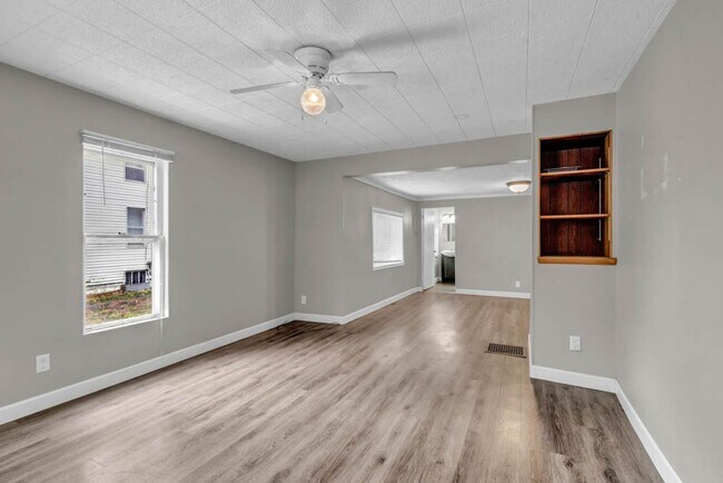 Building Photo - 511 W 2nd St - Cedar Falls