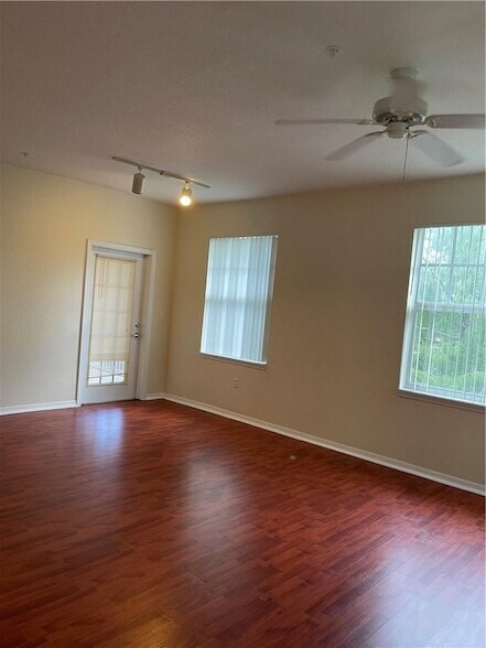 Foto del edificio - 6842 W Sample Rd