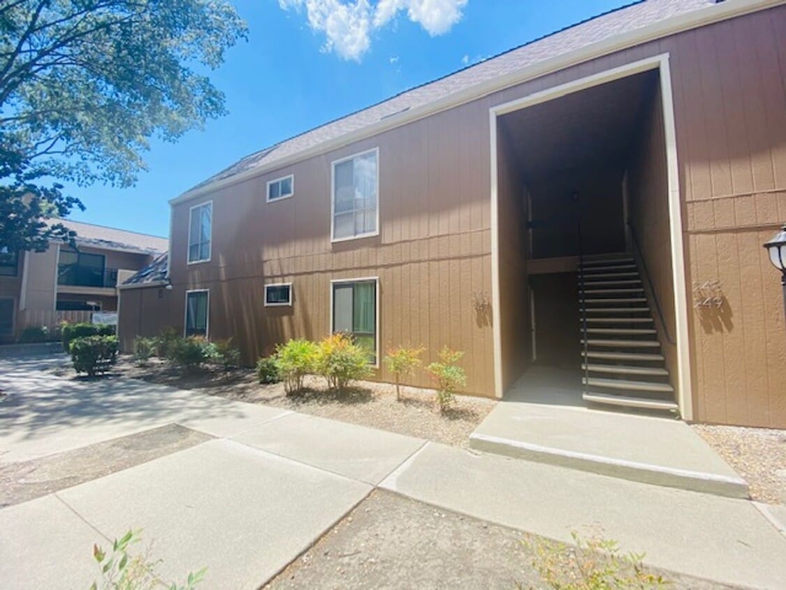 Primary Photo - Charming 3BD/2BA Lower Unit Condo, The Vin...
