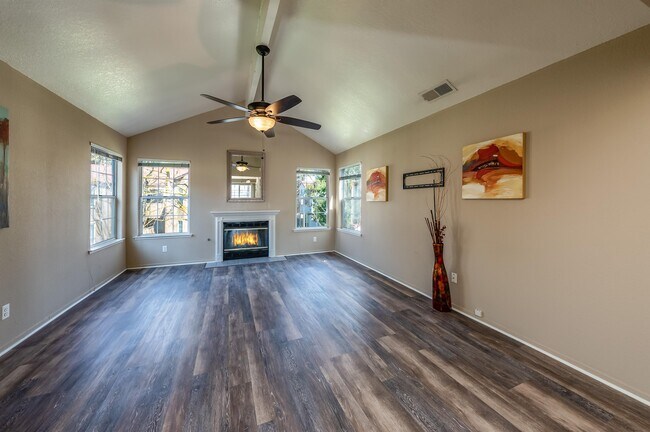 Foto del edificio - 8153 N Cedar Ave