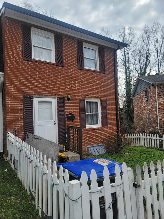 Frente - 14835 Anderson Ct