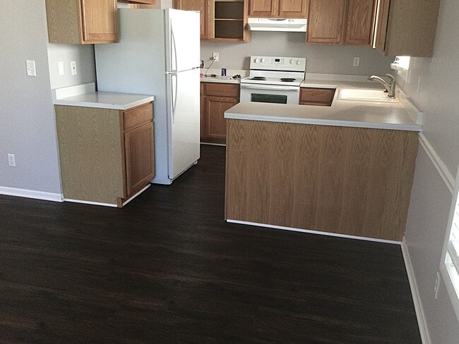 Building Photo - 1221 W 4th St