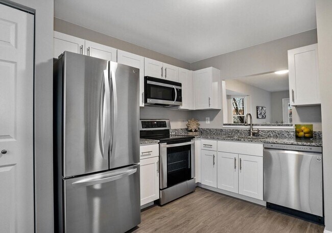 Foto del edificio - Gorgeous End Unit townhouse with WATER VIEWS ready mid August!