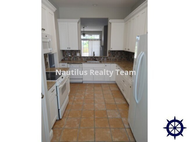 Building Photo - 2109 Country Club Dr