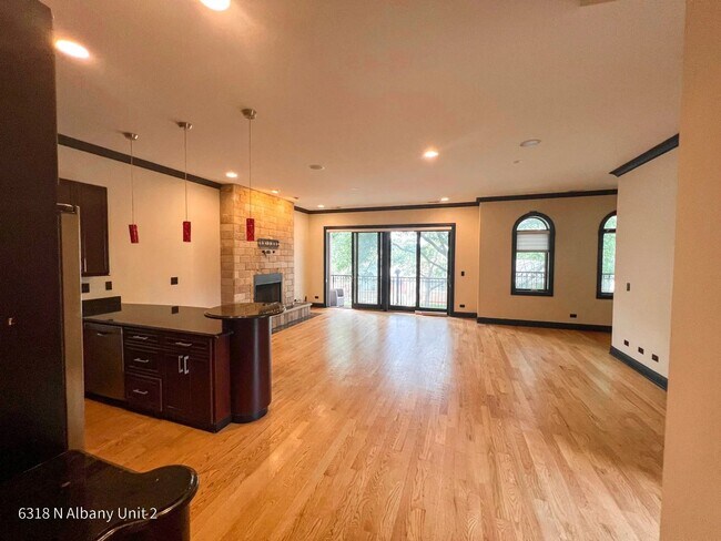 Foto del edificio - 6318 N Albany Ave