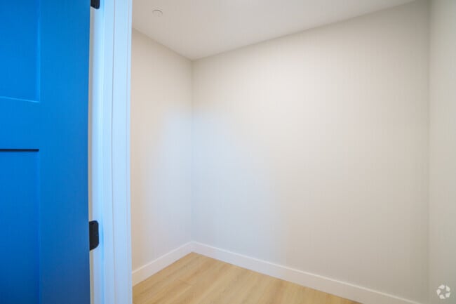 1BR, 1BA - 869SF - Walk-in Closet - 100 Plank