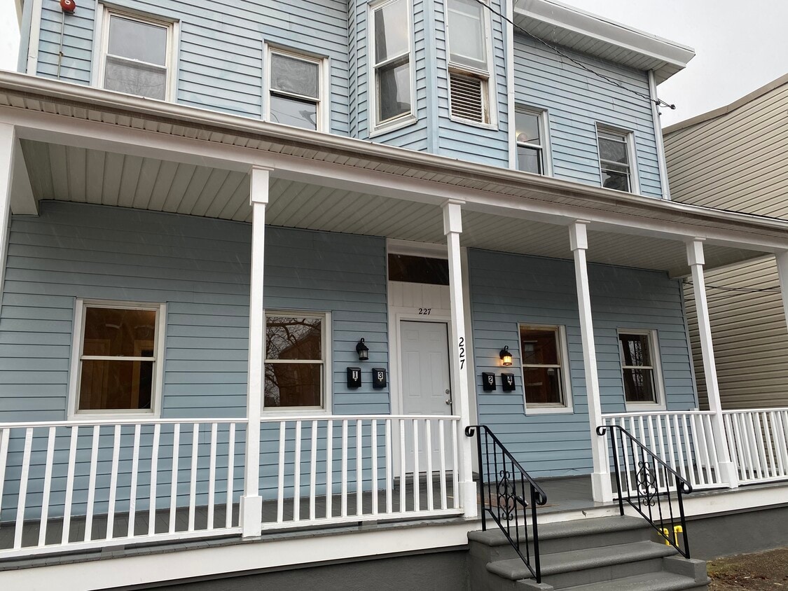 Foto principal - 227 Monmouth St