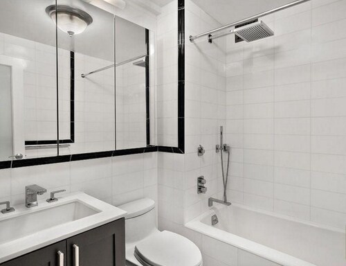 Foto del edificio - 76 7th Ave S