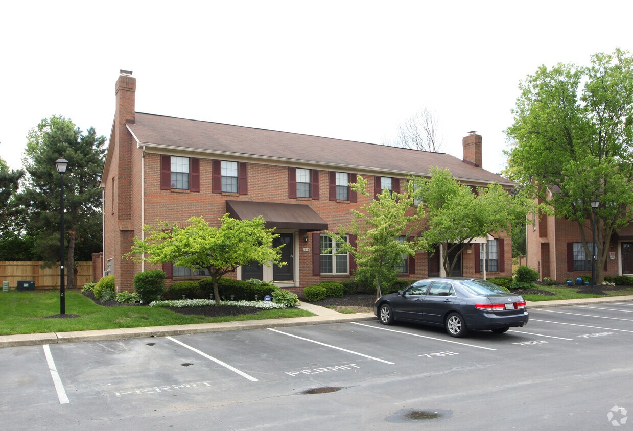 Woodbridge Village Condominium Apartments in Powell, OH