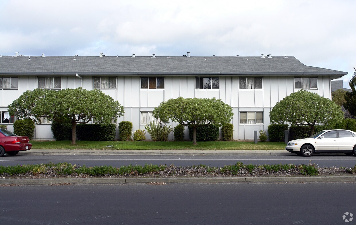Building Photo - Del Lago Apartments