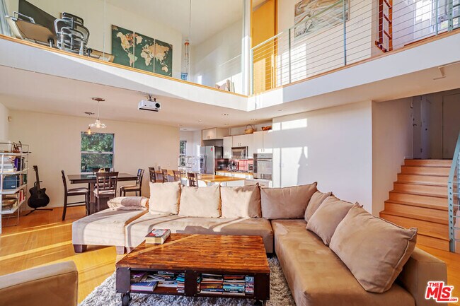 Foto del edificio - 2439 Silver Ridge Ave